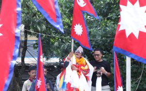 सगरमाथा आरोहण गरेर फर्किए गायक राजु लामा