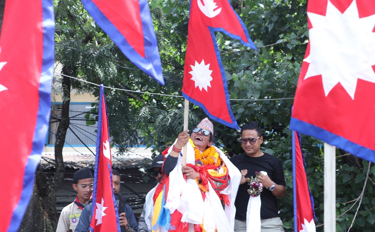 सगरमाथा आरोहण गरेर फर्किए गायक राजु लामा