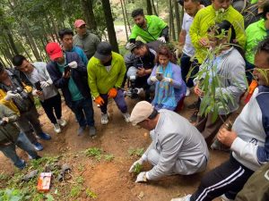 वातावरण दिवसका अवसरमा मातातीर्थमा चन्द्रागिरि राइडर्स क्लबको वृक्षारोपण
