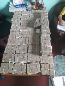 दुई बोरा नगदसहित नागढुङ्गाबाट ५ जना पक्राउ (भिडियो सहित)