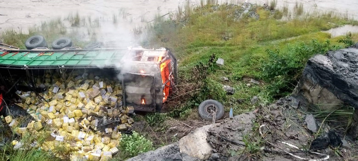 तेल बोकेर काठमाडौं आउँदै गरेको ट्रक त्रिशूली किनारमा खस्दा आगलागी
