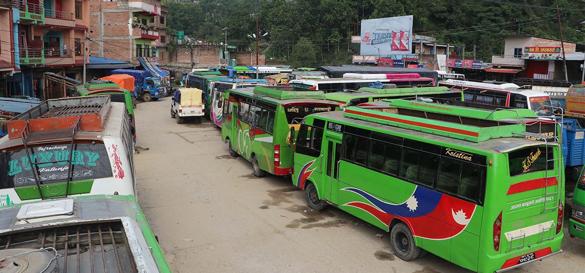 काठमाडौं-धादिङ रुटका बस नचल्दा यात्रु अलपत्र, यस्तो छ बस नचल्नुको कारण