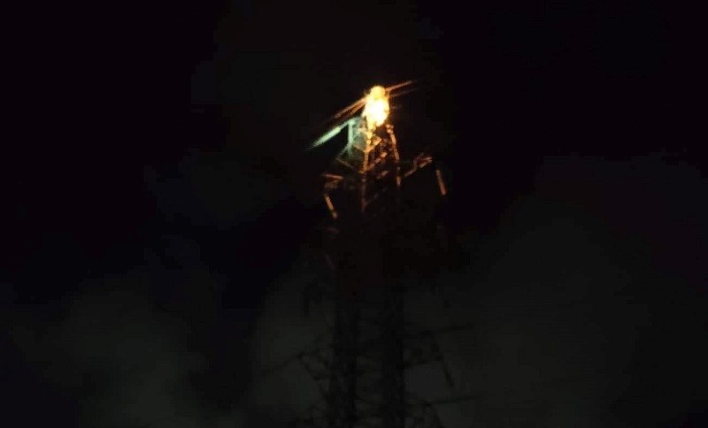 १० हजार रूपैयाँ ज्याला दिएर पोलियो मातातीर्थस्थित बिजुलीको टावरमा रहेको अरिंगालको गोलो