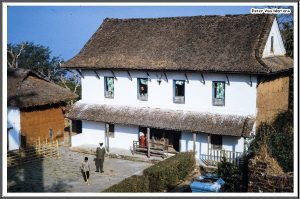 हराउँदै रातो माटो, खोटो र कमेरोको प्रयोग (फोटो फिचर)