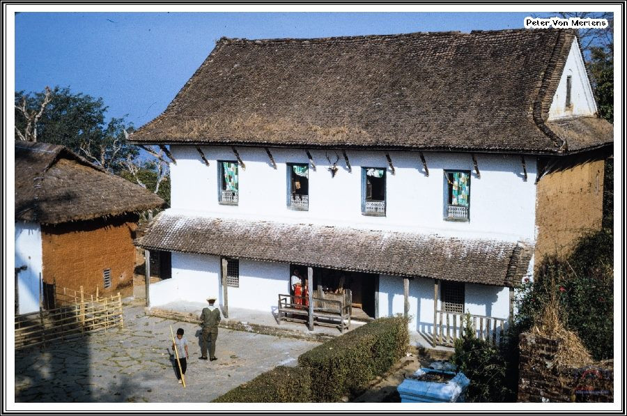 हराउँदै रातो माटो, खोटो र कमेरोको प्रयोग (फोटो फिचर)