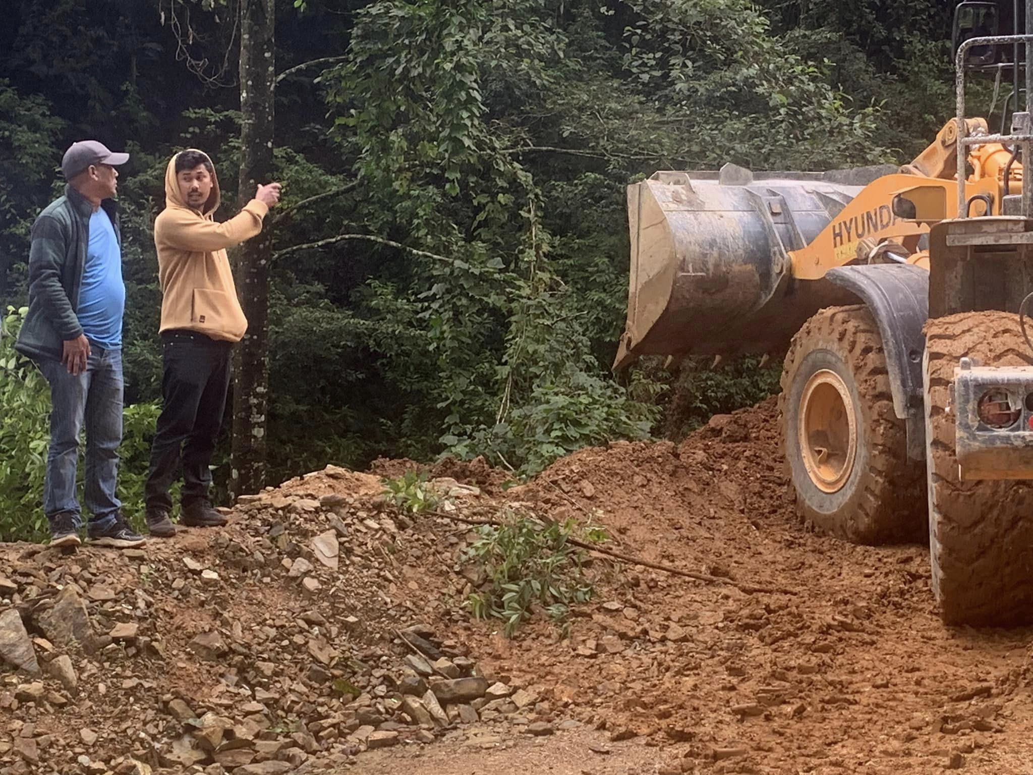 पहिरोका कारण थानकोट-चित्लाङ सडक अवरूद्ध, सुचारू गराउने प्रयास जारी (भिडियो सहित)