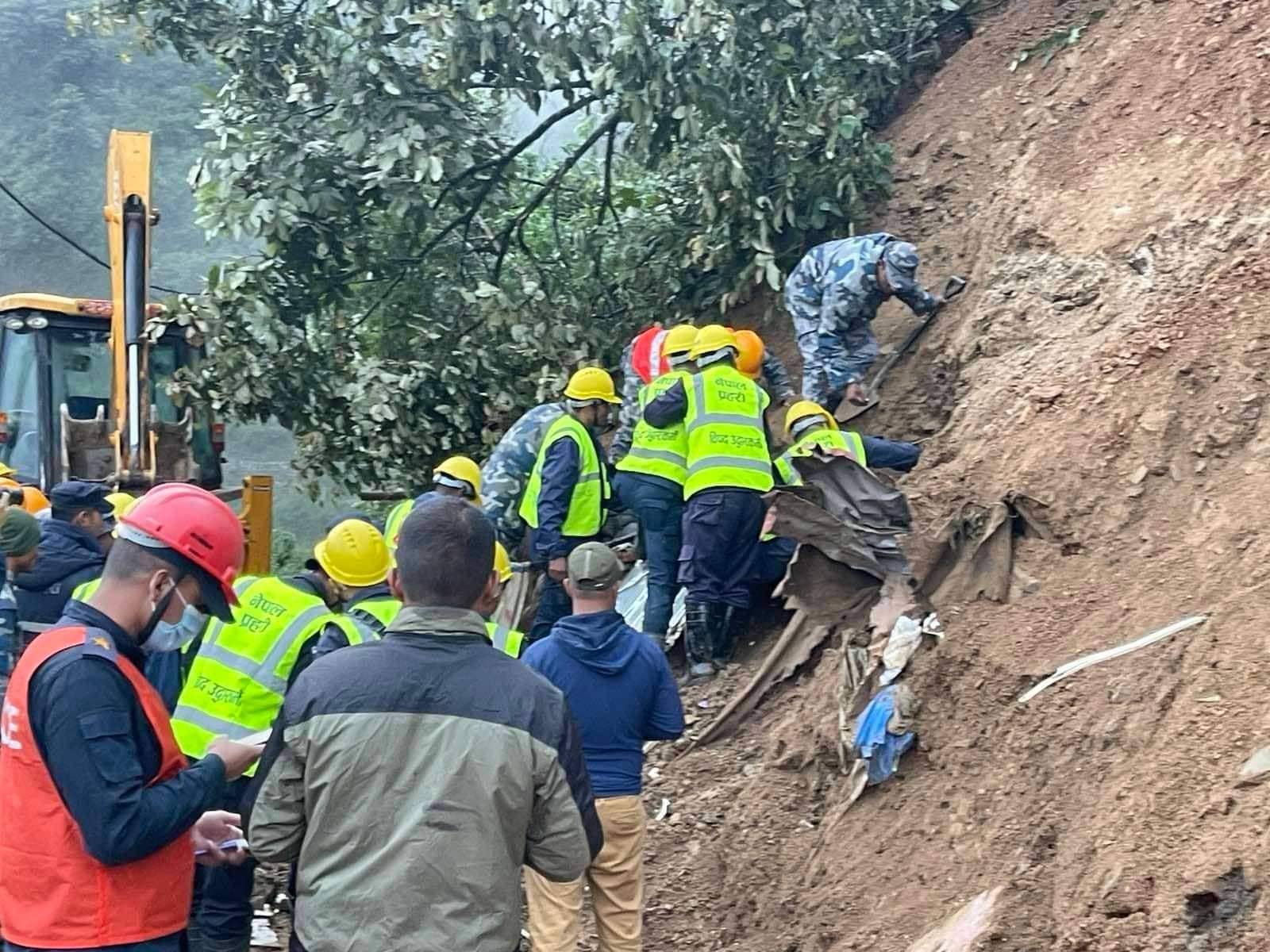 चन्द्रागिरिमा पहिरो, तीन जनाको मृत्यु