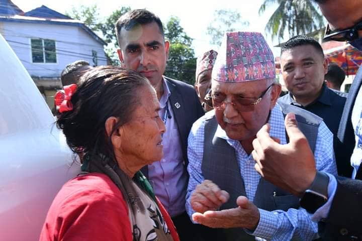 सर्वसाधारणसँग केपी ओलीले मागे आफुसँग खिचेको तस्बिर