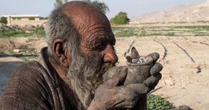 ६७ वर्षसम्म ननुहाएका ‘विश्वको सबैभन्दा फोहोर व्यक्ति’काे नुहाएकै कारण गयाे ज्यान