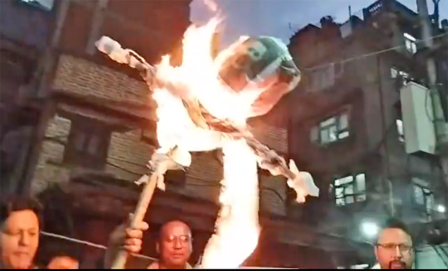 काठमाण्डाैमा मेयर बालेनको पुत्ला जलाइयो