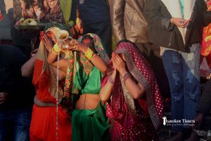 आज छठको मुख्य दिन, अस्ताउँदो सूर्यलाई विधिपूर्वक अर्घय दिइँदै, देशभर सार्वजनिक बिदा