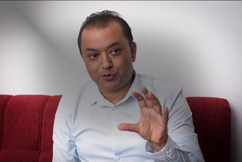 गगन थापालाई सिस्नोपानीको व्यंग्य: पासिङ एमसीसी- एस पापा, कटिङ थानकोट- नो पापा !