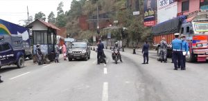 चिसापानीबाट मोटरसाइकल लिफ्ट मागेर आउँदै गरेका नापित जब नागढुंगामा प्रहरी चेकिङमा परे..