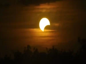 नेपालमा सूर्यग्रहण ३३ मिनेट, नांगो आँखाले सूर्य ग्रहण हेर्दा आँखा ‘ड्यामेज’ हुन सक्ने