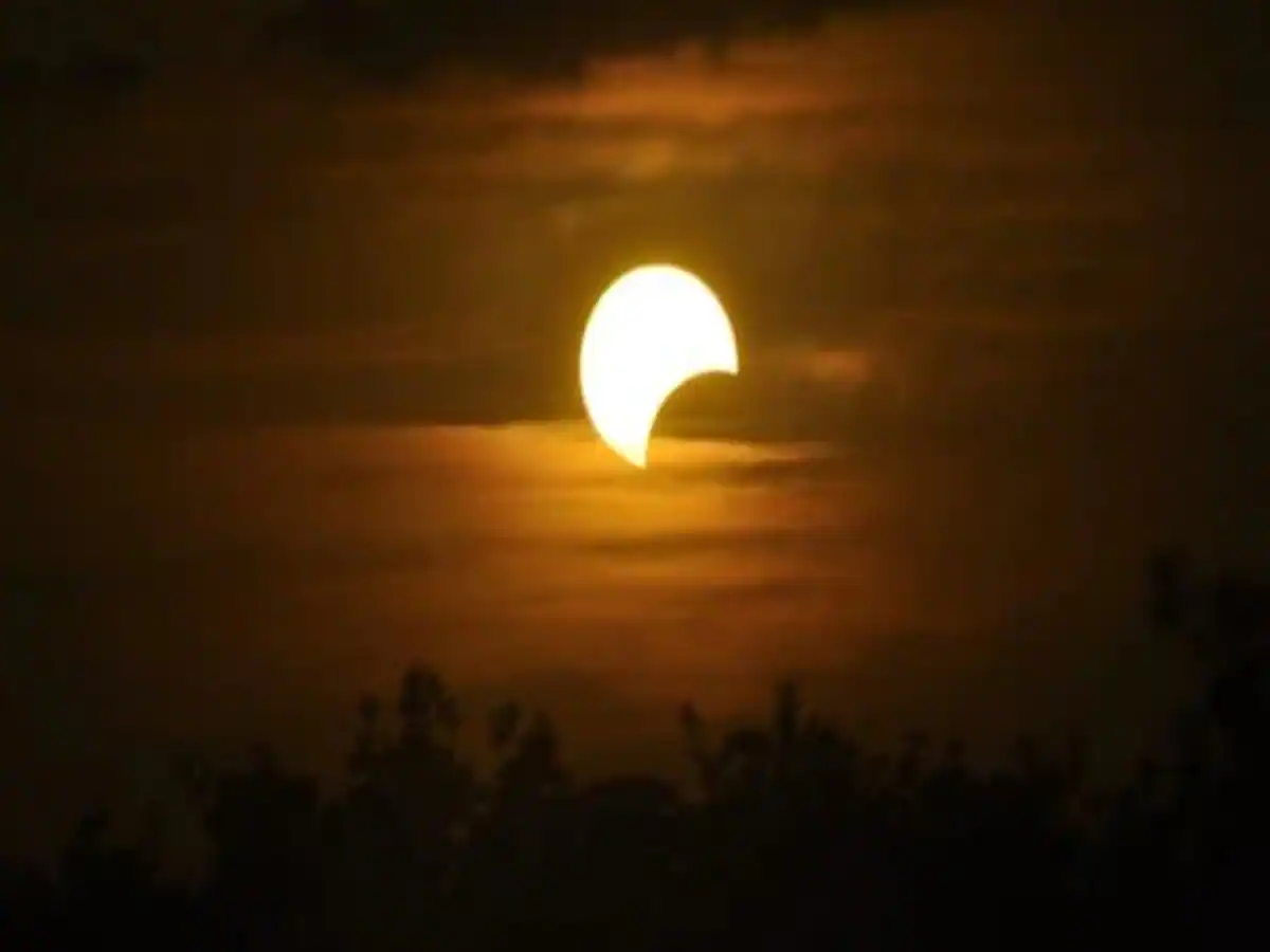 नेपालमा सूर्यग्रहण ३३ मिनेट, नांगो आँखाले सूर्य ग्रहण हेर्दा आँखा ‘ड्यामेज’ हुन सक्ने