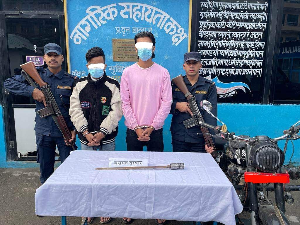 मोटरसाइकलको ‘लेग गार्ड’मा तरबार राखेको भिडियो टिकटकमा राख्दा..