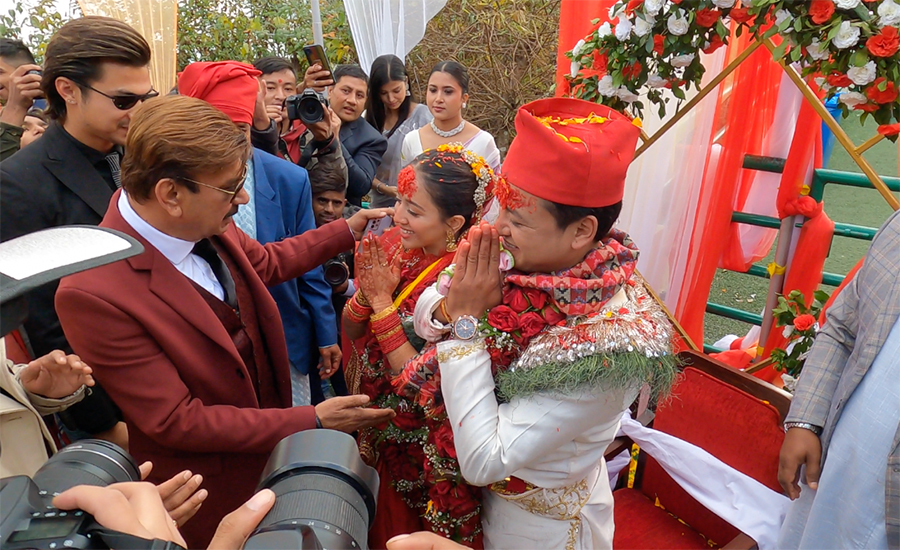 सलोनलाई विवाहको बधाई दिन चन्द्रागिरि उक्लिए फिल्मी कलाकार