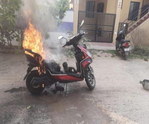 थानकोटमा गुडिरहेको स्कुटरमा अचानक आगो लागेपछि…