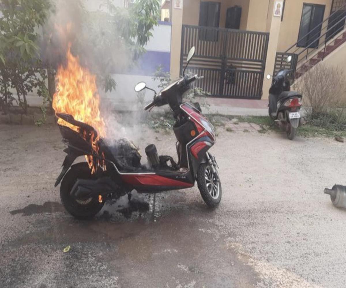 थानकोटमा गुडिरहेको स्कुटरमा अचानक आगो लागेपछि…