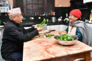 खड्गप्रसाद ओलीले देखाए रायोको साग केलाउँदै गरेको फोटो