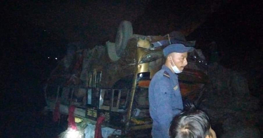 काठमाडौंबाट रूकुमकोट जाँदै गरेको बस त्रिशुली किनारमा खस्यो, उद्दार कार्य जारी