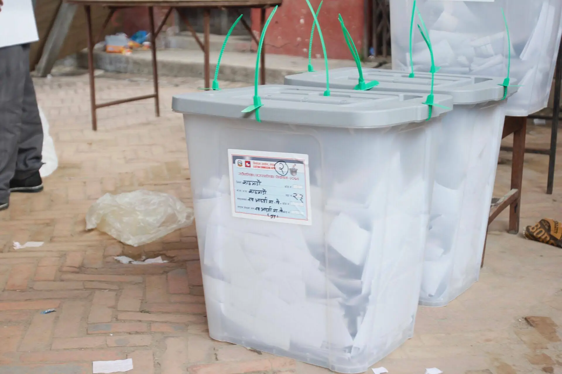 मतपेटिका छोडेर मतदान अधिकृत सुत्न गएपछि…