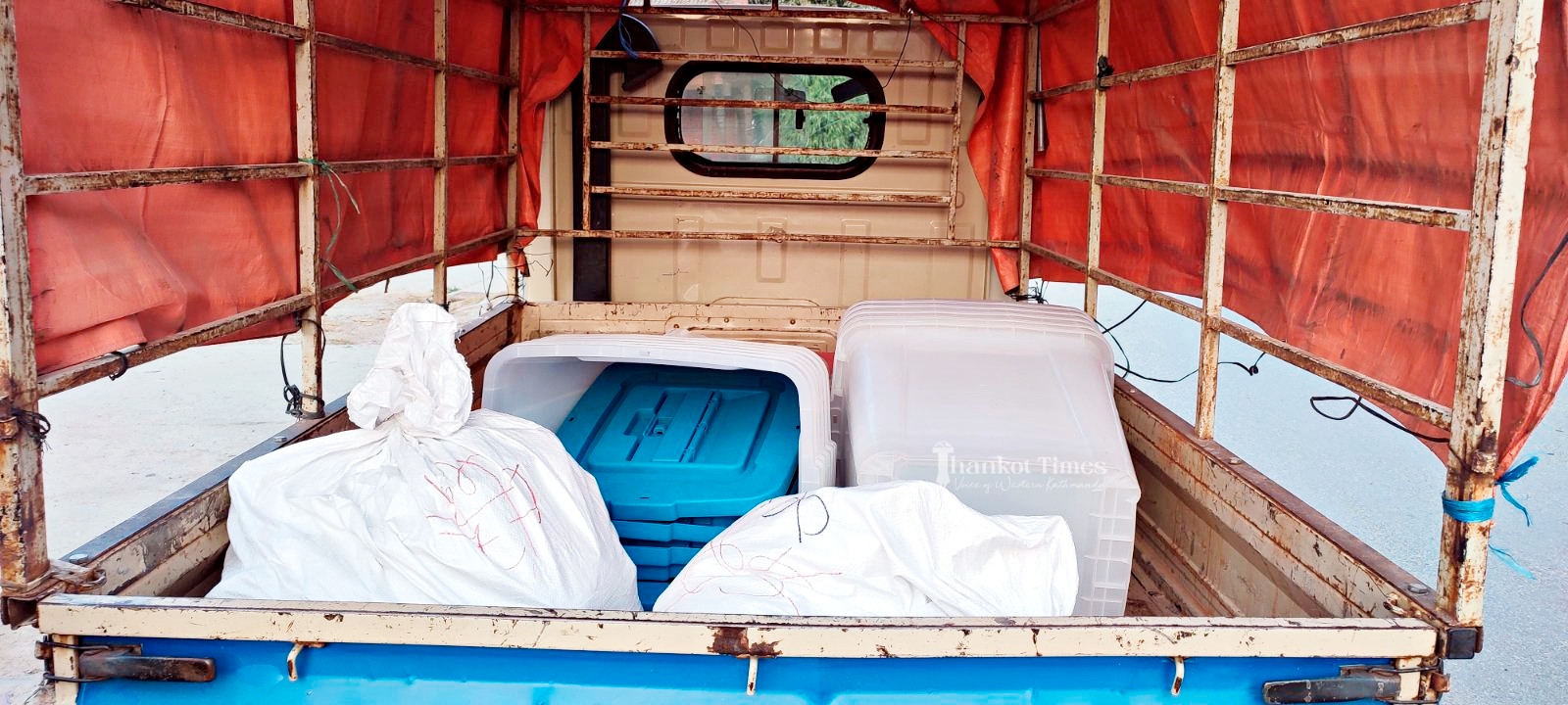 सुरक्षाकर्मीका गाडीमा मतपेटिका नबोकिने