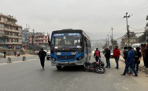 बुधबार बिहानै कलंकीमा गाडीले मोटरसाइकललाई ठक्कर दियो