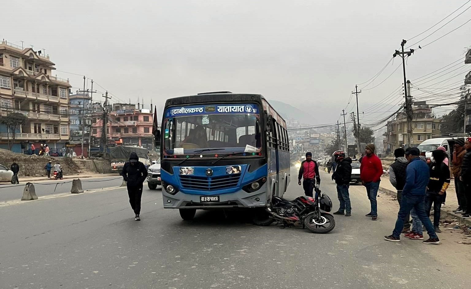 बुधबार बिहानै कलंकीमा गाडीले मोटरसाइकललाई ठक्कर दियो
