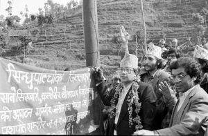 ज्येष्ठ सदस्यको हैसियतमा राप्रपाका सांसद् पशुपतिशमशेर जबराले नयाँ सांसदलाई शपथ खुवाउने