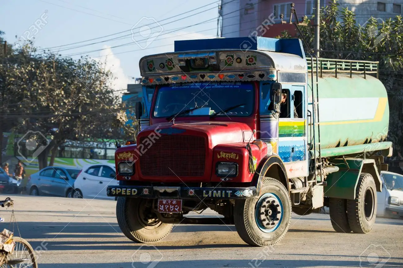 पानी चुहाउँदै कुद्ने ४ ट्याँकरसहित ५०० भन्दा बढी चालक ट्राफिक प्रहरीको कारबाहीमा