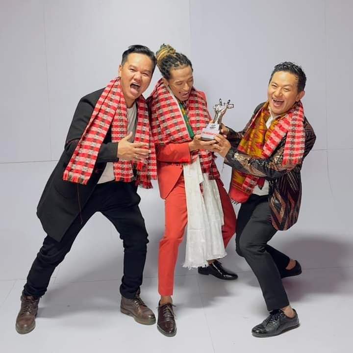 भ्वाइस अफ नेपाल सिजन-४ को उपाधि करन राईलाई 