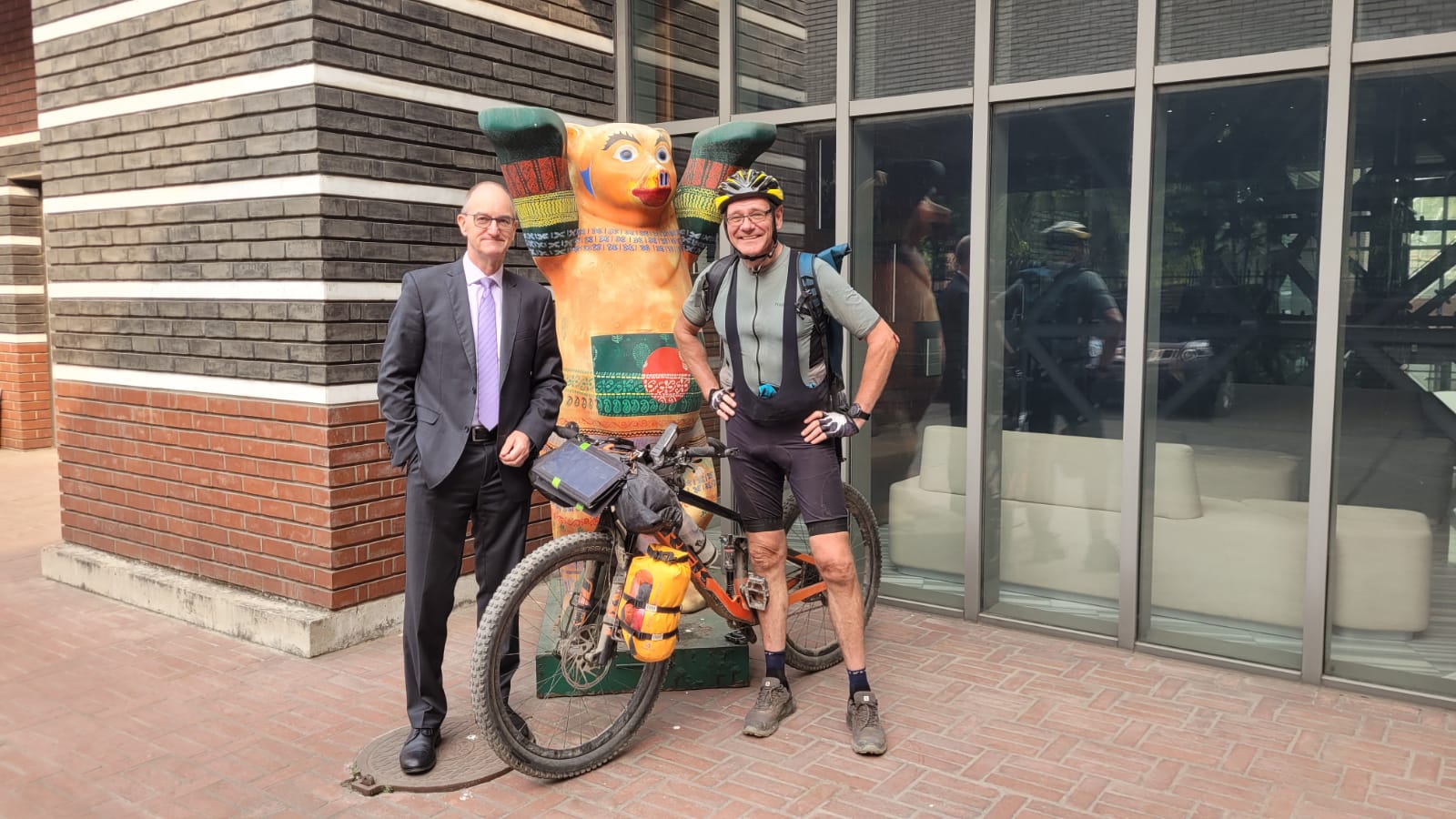 चन्द्रागिरि हुँदै साइकल चढेर ९ दिनमा काठमाडौंबाट ढाका पुगे जर्मन राजदूत