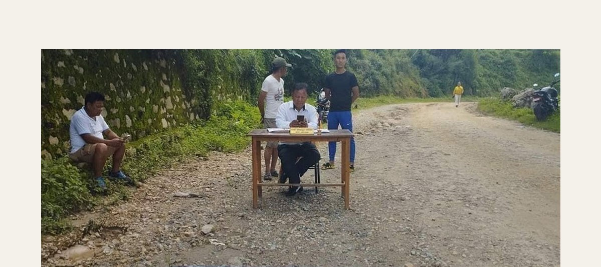 बजेट काटिएको विरोधमा सडकमै कुर्सी टेबुल राखेर सेवा दिँदै वडाध्यक्ष