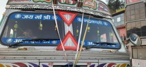 सवारीसाधनको अघिल्तिरको सिसा झिलीमिली पार्ने माथि नागढुङ्गामा ट्राफिक प्रहरीको एक्सन