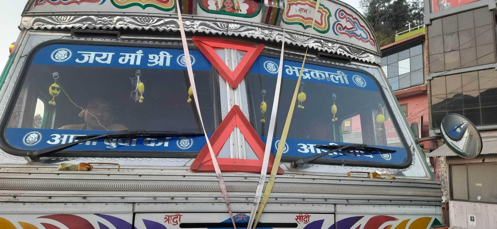 सवारीसाधनको अघिल्तिरको सिसा झिलीमिली पार्ने माथि नागढुङ्गामा ट्राफिक प्रहरीको एक्सन