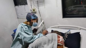 आफैलाई आगो लगाएका आचार्यको अवस्था बुझ्न कीर्तिपुर पुगिन् राज्यमन्त्री डा. कार्की