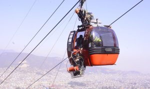 जब चन्द्रागिरि केबलकारमा डाेरीमा झुन्डिएर सेनाले उद्धार गर्न थाल्याे