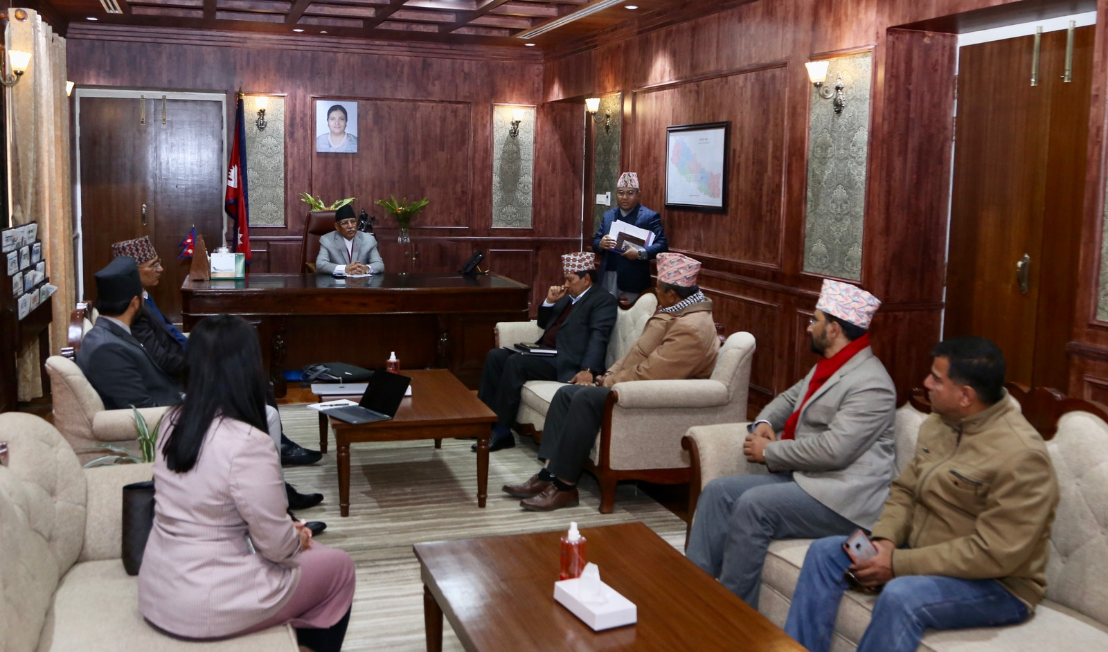 कम्बाेडियामा निधन भएका निराकारका बुबासँग प्रधानमन्त्री प्रचण्डको भेट