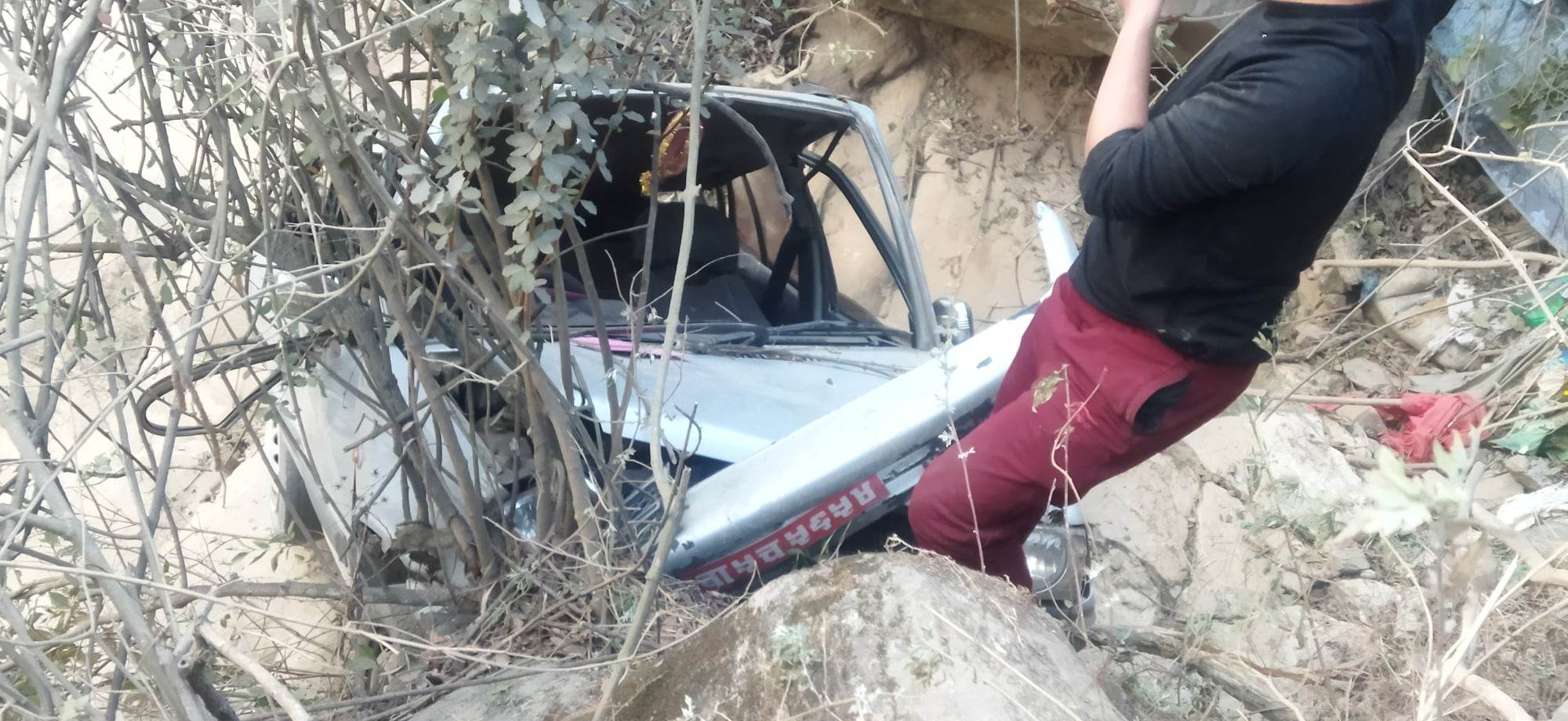 जलविनायक नजिक सडकबाट बागमती किनारमा खस्यो कार, उद्धार कार्य जारी