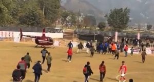 खेल चलिरहेको फुटबल मैदानमा हेलिकप्टर अवतरण भएपछि पाइलट कुटिए