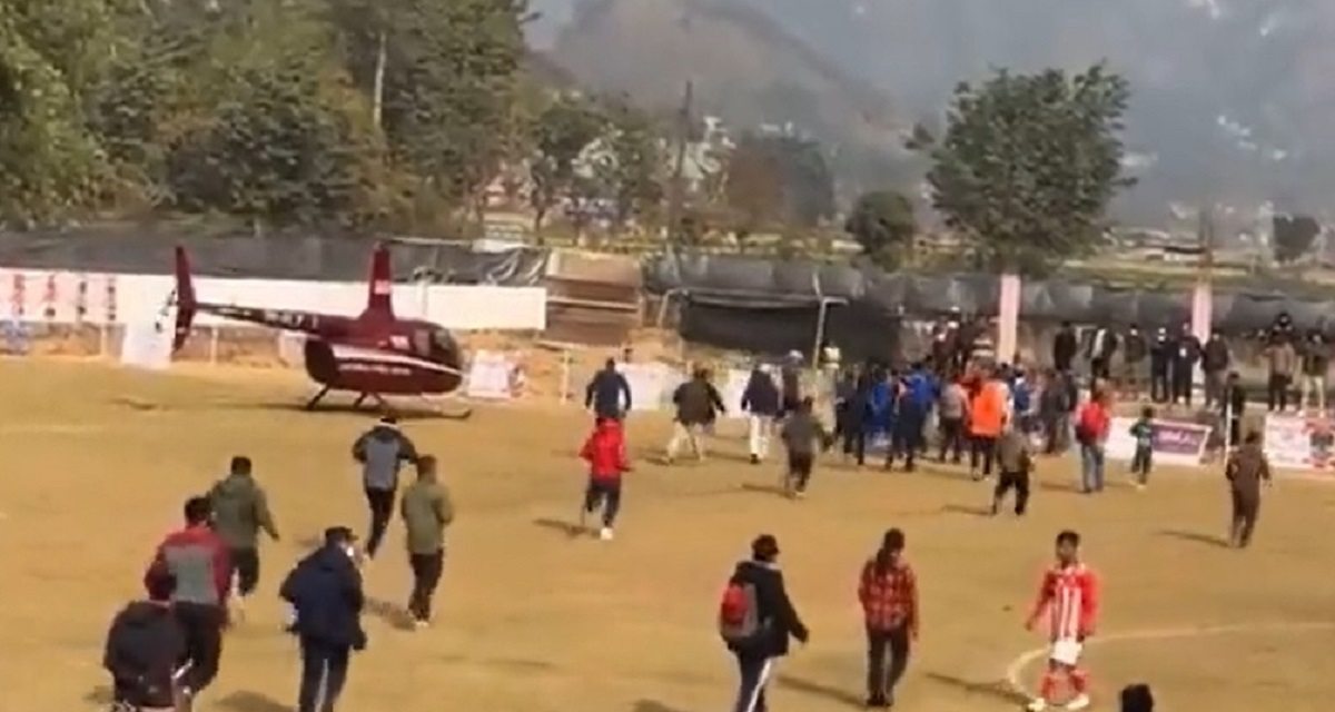 खेल चलिरहेको फुटबल मैदानमा हेलिकप्टर अवतरण भएपछि पाइलट कुटिए
