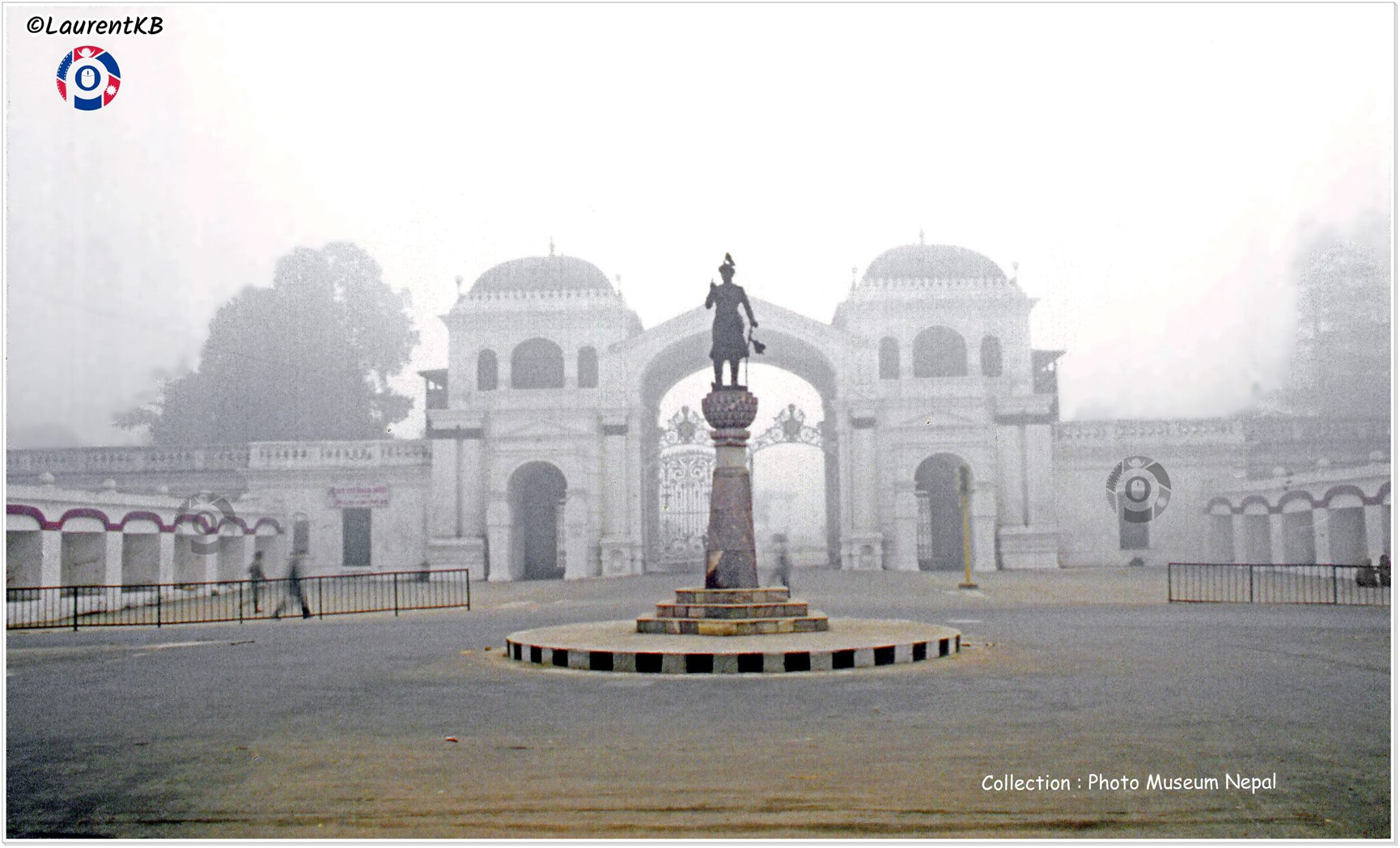 .. अनि चन्द्रागिरिमा राख्न बनाइएको पृथ्वीनारायण शाहको सालिक सिंहदरबार अगाडि राखियो…