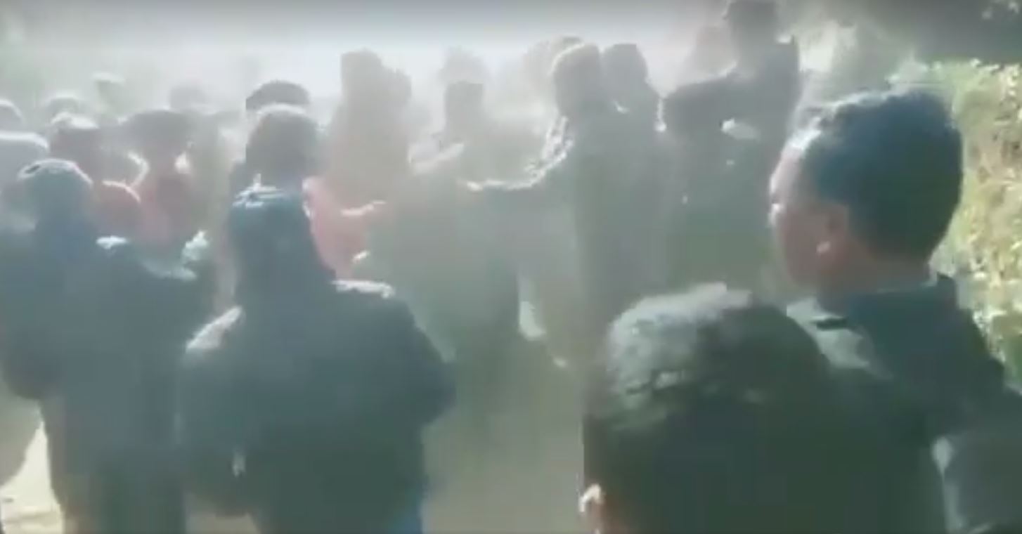 धादिङमा वडाध्यक्ष र स्थानीयबीच मुक्कामुक्की, प्रहरीले भिडियाे बनाऊ है भिडियाे भनिरहे