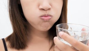नुनपानीले कुल्ला गर्दा मुख र पेटको रोगबाट छुटकारा पाइने, सुत्नुअघि गर्दा फाइदाजनक