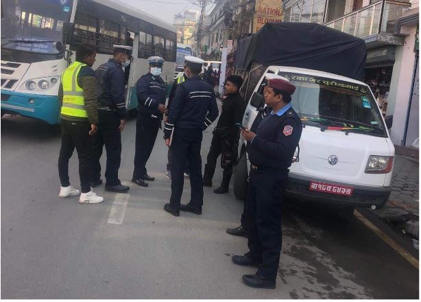 लापसे गरी सवारीसाधन चलाउने ३ जना सवारी चालक पक्राउ