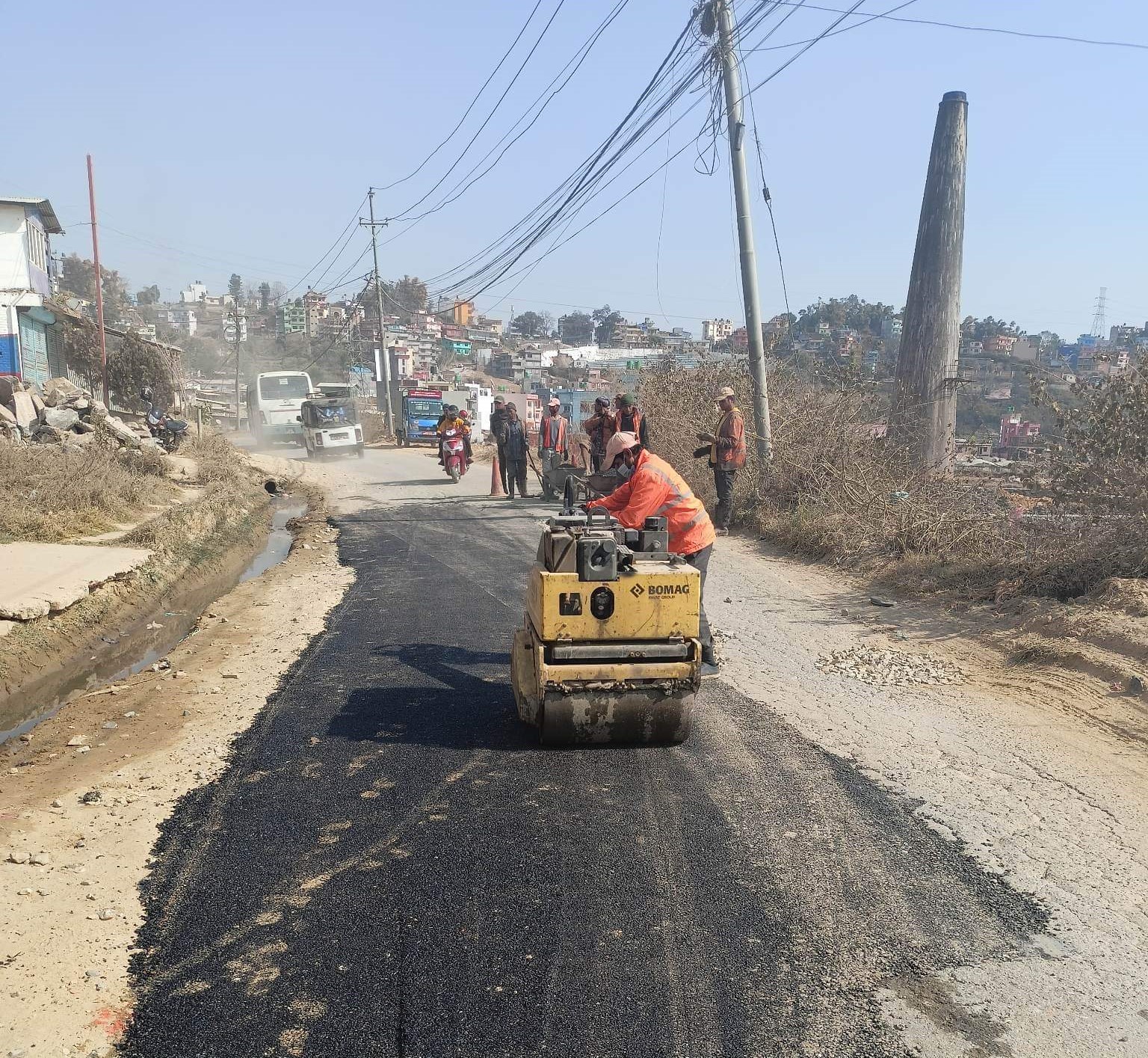 धमाधम पुरिँदै सडकका खाल्टाखुल्टी, नागढुङ्गा-दहचोक-कलंकी सडकपनि प्राथमिकतामा