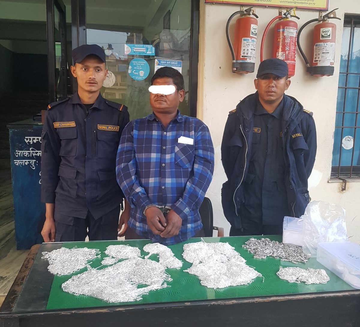 नागढुङ्गा नाकाबाट ११ केजी चाँदीका गहनासहित एक जना पक्राउ