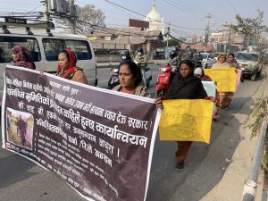 ४८ दिनमा टुंगियो कलंकीदेखी पैदल यात्रासहित माइतीघरमा भइरहेको धर्ना