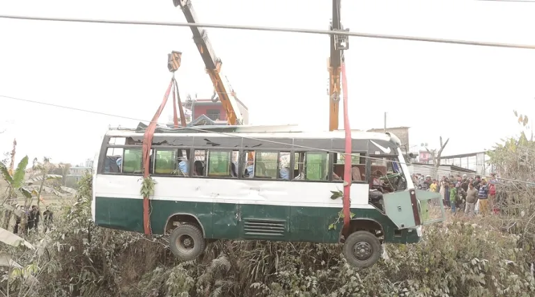 विद्यार्थी बोकेको बसको चालक निदाएपछि……